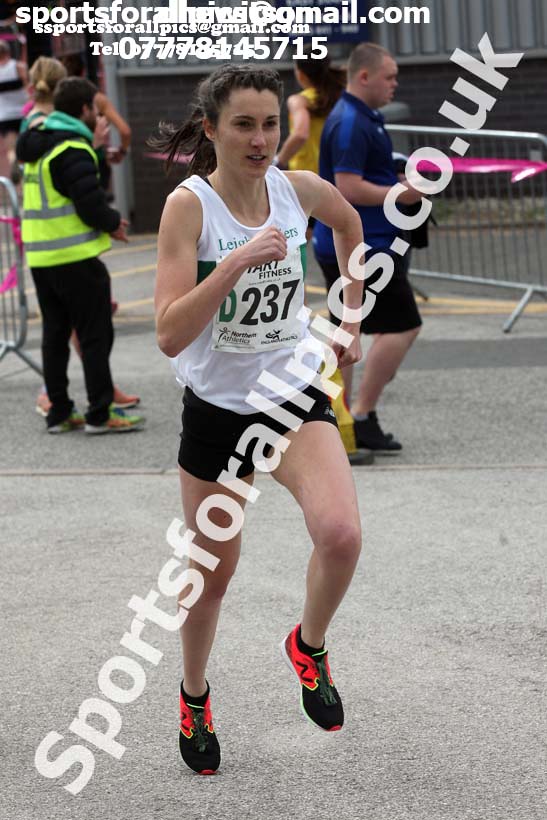 Senior womens 4 stage relay, Northern Senior 6 and 4 and Junior Stage Road Relays, SportsCity, Manchester. Photo:  David T. Hewitson/Sports for All Pics